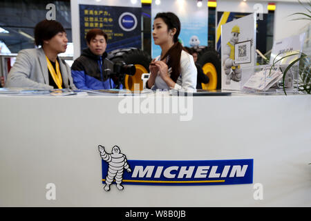 --FILE--employés chinois sont vus sur le stand de Michelin à la 7e Salon International des Machines de Construction, Machines de matériaux de construction Banque D'Images
