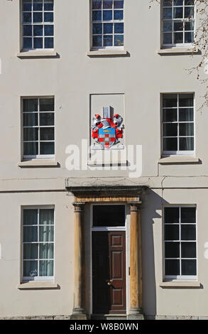 Détail sur le nombre 55 St Giles', Oxford montrant les armoiries de Regent's Park college l'une des salles de l'privé permanent university Banque D'Images