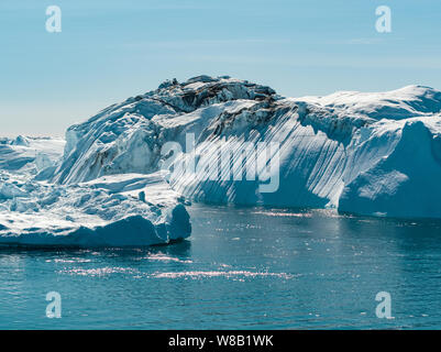 Le réchauffement planétaire et le changement climatique - iceberg géant à partir de la fonte des glaciers à Ilulissat, au Groenland. Imageof arctic nature paysage célèbre pour être lourdement touchés par le réchauffement climatique. Banque D'Images