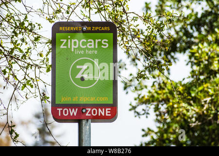8 août 2019, Palo Alto / CA / USA - Zipcars réservés parking sign dans un parking dans la Silicon Valley ; Zipcar est un club de voiture et d'auto-partage w service Banque D'Images
