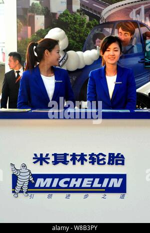 --FILE--employés chinois sont vus sur le stand de Michelin lors de la 15ème Exposition de l'industrie internationale de l'Automobile de Shanghai, connue sous le nom de Shang Auto Banque D'Images