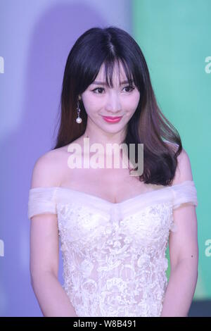 L'actrice chinoise Liu Yan arrive sur le tapis rouge pour la cérémonie de clôture du 22e Festival de Télévision de Shanghai à Shanghai, Chine, 10 juin 2016. Banque D'Images