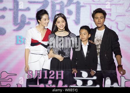 (De gauche) actrice taïwanaise Gwei Lun-mei, l'actrice et le violoncelliste Nana Ou-Yang, enfant star Wang Yuanye, fils de Huayi Brothers Media Corporation prés Banque D'Images