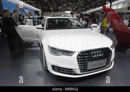 --FILE--visiteurs essayer ou regarder une Audi A6L sur l'écran, au cours de la 14e exposition Internationale Automobile de Beijing, également connu sous le nom de Auto China 2016, Banque D'Images