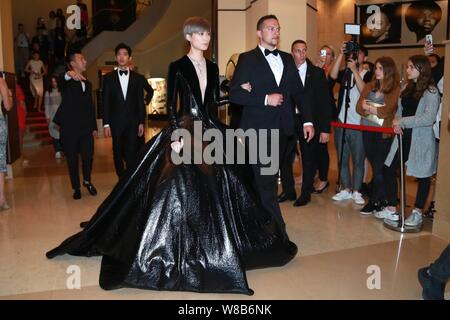 Chanteuse et actrice chinoise Li Yuchun, avant gauche, arrive pour un cocktail pendant le 69e Festival du Film de Cannes, France, 14 mai 2016. Banque D'Images