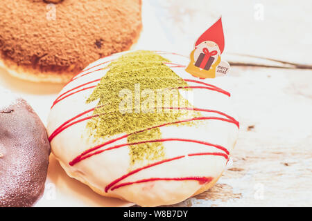 Des desserts de Noël sur la table en arrière-plan de la nouvelle année décoré Banque D'Images