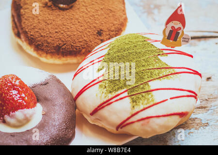 Des desserts de Noël sur la table en arrière-plan de la nouvelle année décoré Banque D'Images