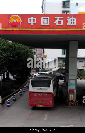 --FILE--un autobus est être ravitaillé à une station de PetroChina, filiale de la CNPC (China National Petroleum Corporation), dans la région de Chongqing, C Banque D'Images