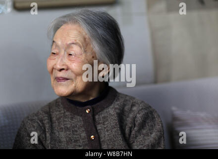 --FILE--auteur et traducteur chinois Jiang Yang, l'épouse de Qian Zhongshu, fin Chinese érudit littéraire et écrivain, est photographié lors d'une entrevue à Banque D'Images