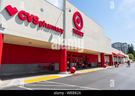 30 juillet 2018 Cupertino / CA / USA - l'entrée à l'un des magasins Target situé dans le sud de la baie de San Francisco ; CVS Pharmacy logo affiché alongsi Banque D'Images