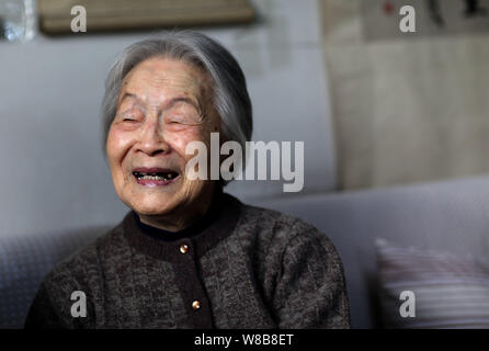 --FILE--auteur et traducteur chinois Jiang Yang, l'épouse de Qian Zhongshu, fin Chinese érudit littéraire et écrivain, est photographié lors d'une entrevue à Banque D'Images