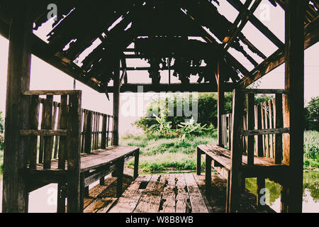 La vieille maison en bois spooky sur la terre de nulle part. Maison en bois en pleine campagne. Paysage panoramique retro. Banque D'Images