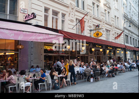 14.06.2019, Vienne, Autriche, Europe - Les gens s'assoient à l'extérieur du café et restaurant "Zum Schwarzen Kameel Bognergasse' sur lane. Banque D'Images