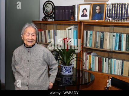 --FILE--auteur et traducteur chinois Jiang Yang, l'épouse de Qian Zhongshu, fin Chinese érudit littéraire et écrivain, est photographié lors d'une entrevue à Banque D'Images