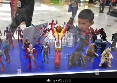 Un jeune garçon visites une exposition pour marquer le 50e anniversaire de la série Ultraman à un centre commercial à Shanghai, Chine, le 3 mai 2016. Les modèles en plastique o Banque D'Images