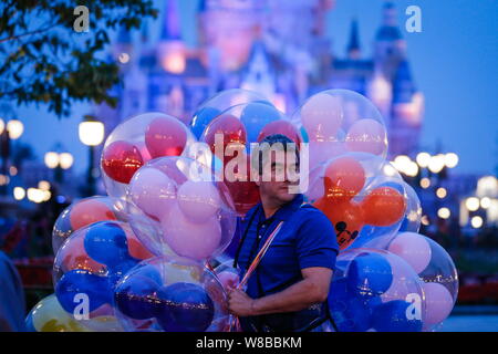 L'employé vend des ballons Mickey Mouse dans Disneytown au Shanghai Disney Resort à Pudong, Shanghai, Chine, 15 mai 2016. Entrée Disney Shanghai Banque D'Images