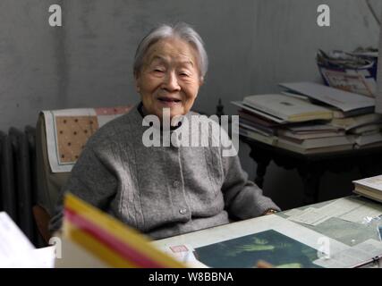 --FILE--auteur et traducteur chinois Jiang Yang, l'épouse de Qian Zhongshu, fin Chinese érudit littéraire et écrivain, est photographié lors d'une entrevue à Banque D'Images