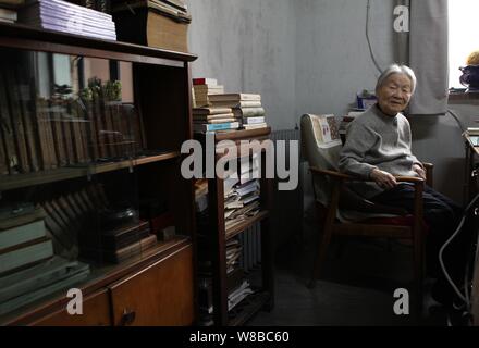 --FILE--auteur et traducteur chinois Jiang Yang, l'épouse de Qian Zhongshu, fin Chinese érudit littéraire et écrivain, est photographié lors d'une entrevue à Banque D'Images