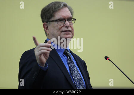 L'astrophysicien américain George Smoot, lauréat du Prix Nobel de physique 2006, prononce un discours à l'Université de Wuhan à Wuhan, Chine centrale. Banque D'Images