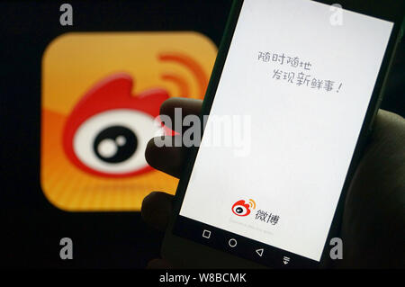 --FILE--un résident chinois local utilise l'app de Weibo, le Twitter-like service de microblogging de Sina.com, sur son smartphone à Zhengzhou city, le centr Banque D'Images