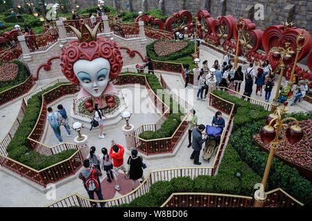 Vue aérienne de l'Alice au pays des merveilles dans le labyrinthe Shanghai Disneyland au Shanghai Disney Resort à Pudong, Shanghai, Chine, 15 mai 2016. Sha Banque D'Images