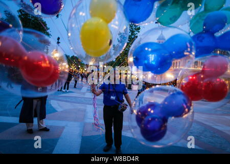 L'employé vend des ballons Mickey Mouse dans Disneytown au Shanghai Disney Resort à Pudong, Shanghai, Chine, 15 mai 2016. Autorités de Shanghai h Banque D'Images