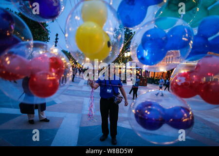 L'employé vend des ballons Mickey Mouse dans Disneytown au Shanghai Disney Resort à Pudong, Shanghai, Chine, 15 mai 2016. Entrée Disney Shanghai Banque D'Images