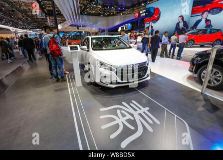 --FILE--visiteurs essayer ou regarder un Qin BYD voiture hybride plug-in sur l'affichage au cours de la 14e exposition Internationale Automobile de Beijing, également connu sous le nom de Banque D'Images
