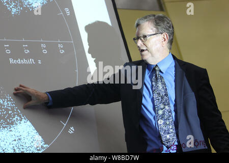 L'astrophysicien américain George Smoot, lauréat du Prix Nobel de physique 2006, prononce un discours à l'Université de Wuhan à Wuhan, Chine centrale. Banque D'Images