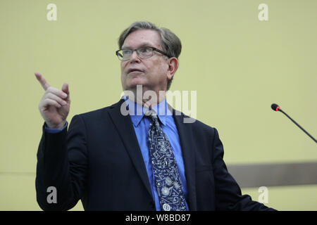 L'astrophysicien américain George Smoot, lauréat du Prix Nobel de physique 2006, prononce un discours à l'Université de Wuhan à Wuhan, Chine centrale. Banque D'Images