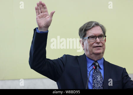 L'astrophysicien américain George Smoot, lauréat du Prix Nobel de physique 2006, prononce un discours à l'Université de Wuhan à Wuhan, Chine centrale. Banque D'Images