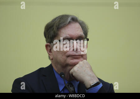 L'astrophysicien américain George Smoot, lauréat du Prix Nobel de physique 2006, est photographié au cours d'un discours à l'Université de Wuhan à Wuhan, centra Banque D'Images