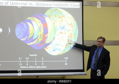 L'astrophysicien américain George Smoot, lauréat du Prix Nobel de physique 2006, prononce un discours à l'Université de Wuhan à Wuhan, Chine centrale. Banque D'Images