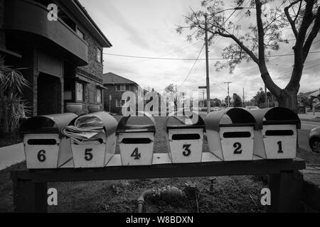 Rangée de boîtes aux lettres dans un quartier résidentiel dans Glenhuntly, Melbourne, Australie. Banque D'Images