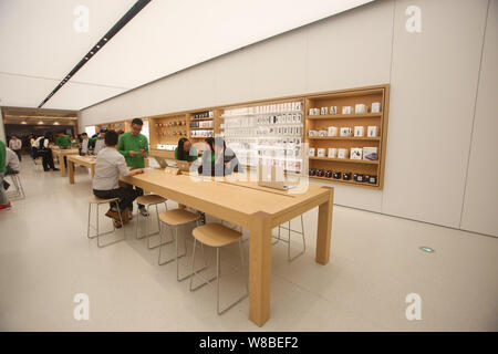 Servir les clients commis dans le magasin d'Apple à l'échelle mondiale Harbour shopping mall à Shanghai, Chine, 30 mai 2016. Un nouvel Apple Store a ouvert à Shanghai un Banque D'Images