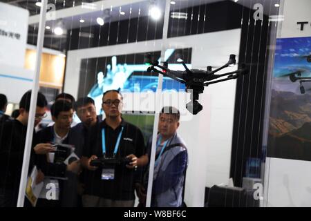 Un contrôle à distance de l'exposant un typhon H drone de Yuneec au cours de la 2016 International Consumer Electronics Show (CES) de l'Asie du Sud-Est à Shanghai, Chine, 1 Banque D'Images