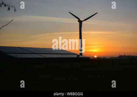 Un magnifique lever de soleil sur les moulins à vent Banque D'Images