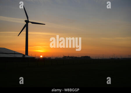 Un magnifique lever de soleil sur les moulins à vent Banque D'Images