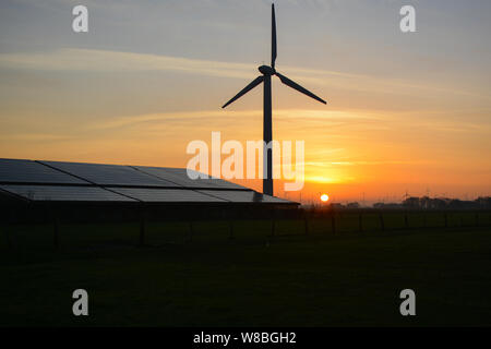 Un magnifique lever de soleil sur les moulins à vent Banque D'Images