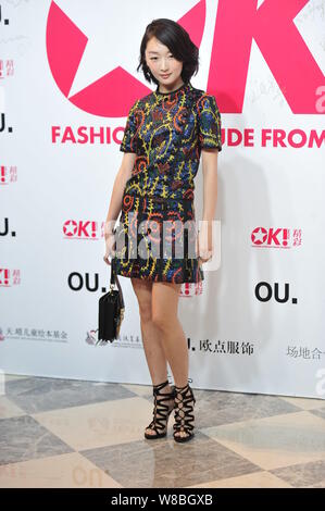 L'actrice chinoise Zhou Dongyu pose à la "OK ! Magazine Chine' fashion à Beijing, Chine, 18 mai 2016. Banque D'Images