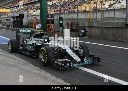 L'allemand F1 de Nico Rosberg Mercedes de steers sa voiture au cours d'une session pratique pour la Formule 1 2016 Grand Prix de Chine à Shanghai l'Internati Banque D'Images