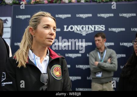 Edwina Alexander de l'Australie, avant, assiste à un geste pour l'épreuve de relais 2016 Global Champions Tour Longines Shanghai à Shanghai, Chine, le 28 avril Banque D'Images