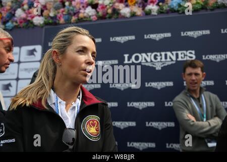 Edwina Alexander de l'Australie, avant, assiste à un geste pour l'épreuve de relais 2016 Global Champions Tour Longines Shanghai à Shanghai, Chine, le 28 avril Banque D'Images