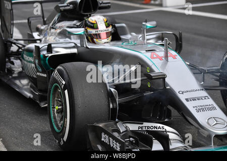 La pilote de F1 Lewis Hamilton Mercedes de steers sa voiture au cours d'une session pratique pour la Formule 1 2016 Grand Prix de Chine à Shanghai l'Intern Banque D'Images