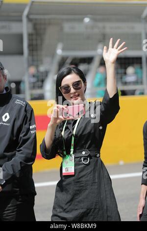 L'actrice chinoise Fan Bingbing vagues de spectateurs sur le cours à venir de la Formule 1 2016 Grand Prix de Chine à Shanghai, Chine, le 17 avril 2016. Banque D'Images