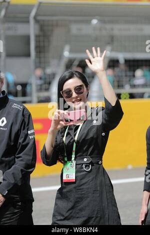 L'actrice chinoise Fan Bingbing vagues de spectateurs sur le cours à venir de la Formule 1 2016 Grand Prix de Chine à Shanghai, Chine, le 17 avril 2016. Banque D'Images
