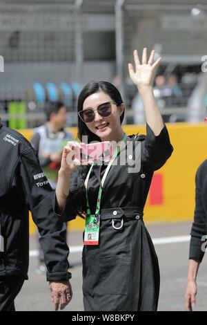 L'actrice chinoise Fan Bingbing vagues de spectateurs sur le cours à venir de la Formule 1 2016 Grand Prix de Chine à Shanghai, Chine, le 17 avril 2016. Banque D'Images