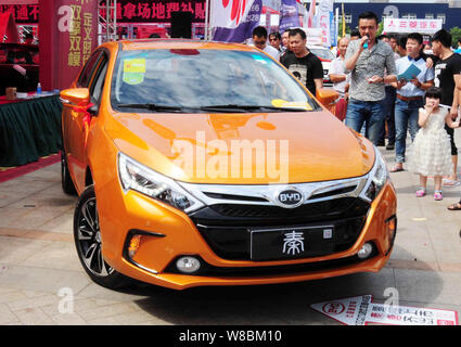 --FILE--visiteurs regardez un Qin BYD voiture hybride plug-in sur l'affichage lors d'une auto show dans la ville de Jiujiang, province de Jiangxi, Chine orientale, 13 septembre 201 Banque D'Images