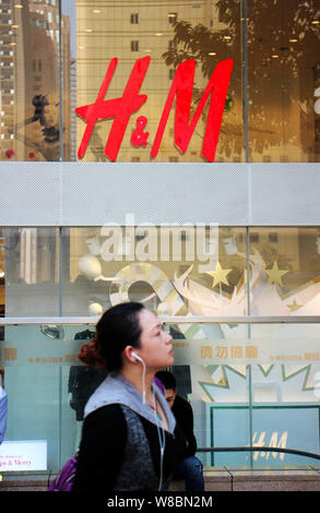 --FILE--un piéton passe devant un magasin de mode de H&M à Chongqing, Chine, 13 novembre 2015. H&M a annoncé que son bénéfice net pour le premier Banque D'Images