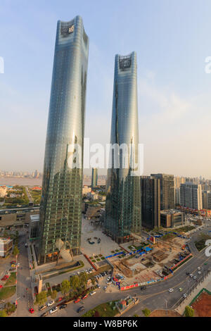 Vue sur les tours jumelles du Jiangxi Nanchang Groenland Central Plaza dans la ville de Nanchang, province de Jiangxi, Chine orientale, 24 mars 2016. L'écimage Banque D'Images